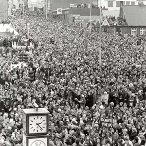 Kvennafrídagurinn 24. október 1975. Fjöldafundur á Lækjartorgi. Myndatexti: Sameinuðu þjóðirnar lýstu því yfir að árið 1975 yrði alþjóðlegt kvennaár undir kjörorðunum jafnrétti  framþróun friður og á degi SÞ þetta ár, föstudaginn 24. okt var kvennafrídagurinn svokallaði. Gífurlega fjölmennur  fjöldafundur var haldinn á Lækjartorgi í Reykjavík þar sem talið er að 20-25 þús konur hafi verið saman komnar